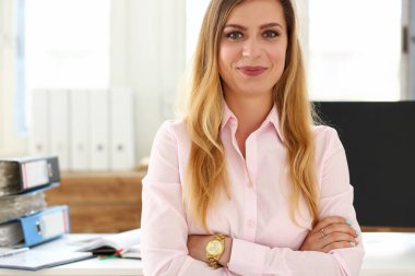 Çekici sarışın bayan sekreter.