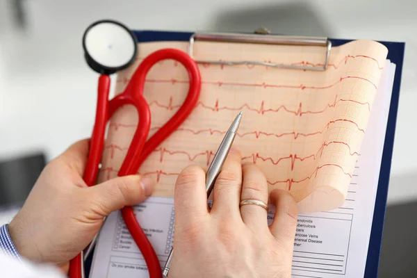 Férfi gyógyszer orvos kéz gazdaság cardiogram chart — Stock Fotó