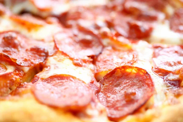 Fırında taze pizza, kabuklu peynir ve yemeye hazır sıcak biberli pizza.