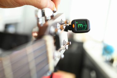 Akort gitar yakasına notaları ayarlamak için kurulur