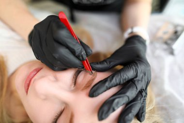 Usta eller cımbızla kaşları şekillendirir.