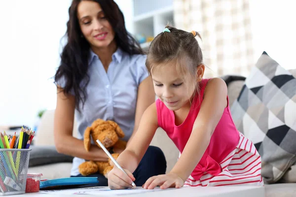 Mum teaching concentrated kid — Stock Photo, Image