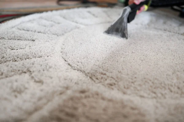 Házvezetőnő kar tisztítása szőnyeg mosóporszívóval — Stock Fotó