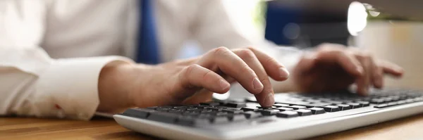 Man handen werken met computer toetsenbord op kantoor werkplek — Stockfoto