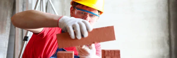 Construtor em capacete — Fotografia de Stock