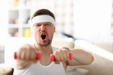 Adam, elinde dambıllarla vuruşları tamamlıyor.