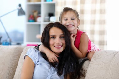 Kızı annesine sarılıyor.