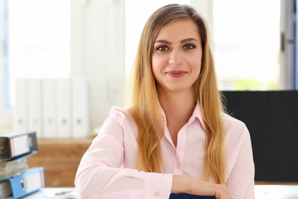 Frau arbeitet zu Hause mit Dokumenten — Stockfoto