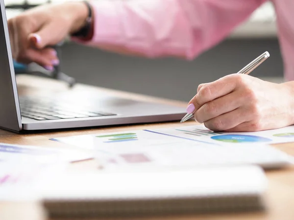 Bord hemma laptop och dokument, kvinnliga händer — Stockfoto