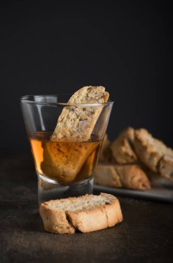 Geleneksel bisküvi bir kavanoza. Vino Santo ile Noel için neşeli tatlılar.