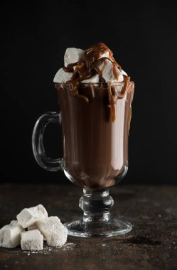 Çikolata ve ev yapımı lokum şekerleme çiseleyen yağmur ile var.