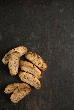 Geleneksel ve lezzetli bisküvi doublr koyu arka plan üzerine pişmiş.