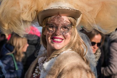 Venice, İtalya - 26 Şubat 2017: Famouse Venedik Karnavalı. Maske