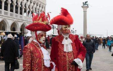 Venice, İtalya - 24 Şubat 2017: Famouse Venedik Karnavalı. Maske