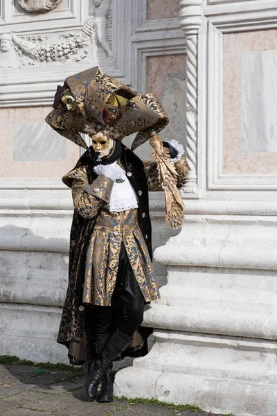 Венеция, Италия - 26 февраля 2017: Знаменитых Венецианский карнавал. Маска — стоковое фото