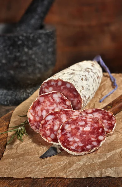 Fette Salame Sulla Tavola Legno Piccante Saporita — Foto Stock