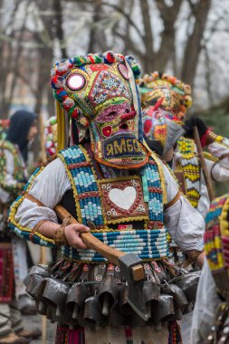 Yambol, Bulgaristan - 24 Şubat 2018 - maskeli balo festival Kukerlandia-Masquerade oyunu Uluslararası Festivali