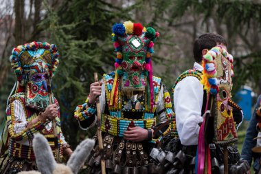 Yambol, Bulgaristan - 24 Şubat 2018 - maskeli balo festival Kukerlandia-Masquerade oyunu Uluslararası Festivali