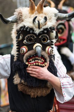 Yambol, Bulgaristan - 24 Şubat 2018 - maskeli balo festival Kukerlandia-Masquerade oyunu Uluslararası Festivali