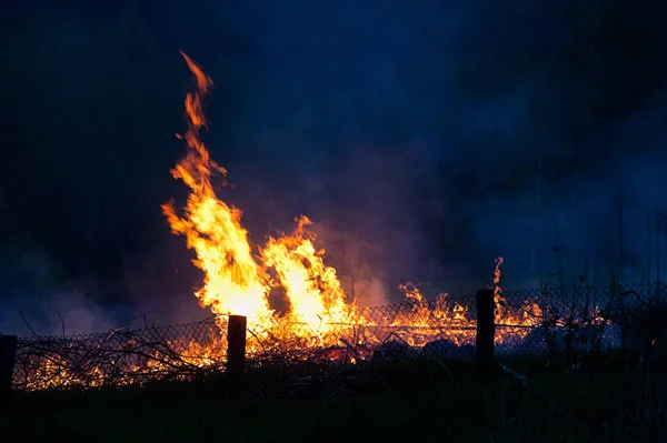 Flammen im Lagerfeuer — Stockfoto