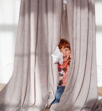 Kızıl saçlı kız oynamaktan saklambaç