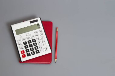 üstünde okul sırası hesap makinası ve kırmızı kalem