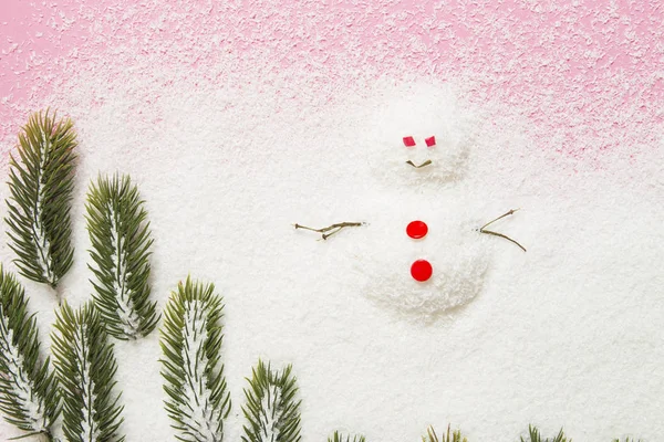 Сніговик на рожевому фоні зі снігом — стокове фото