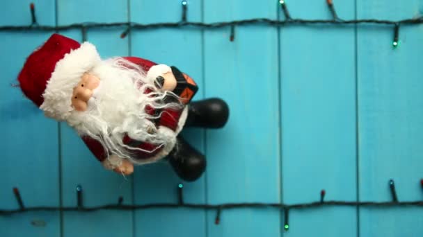 Santa Claus looks up — Stock Video