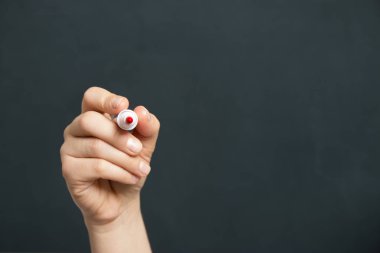 womand el kırmızı marker ile yazma