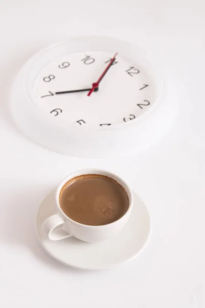 Relógio e xícara de café para manhã — Fotografia de Stock