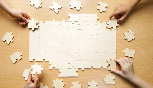 Team plaats delen van puzzel — Stockfoto