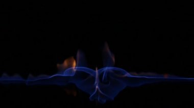 Mavi alev kalp şeklinde