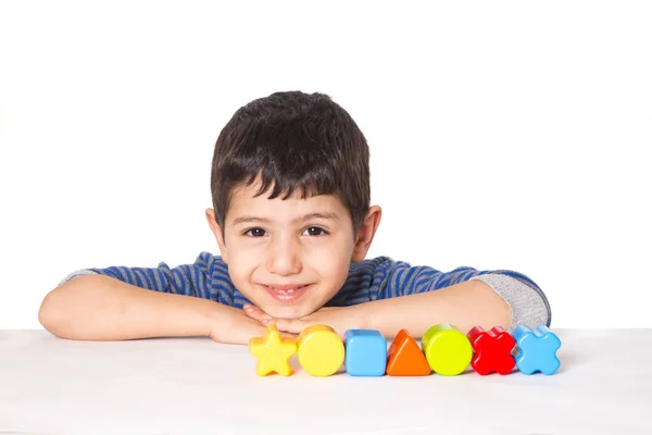 Gelukkige jonge geitjes en spel kubussen — Stockfoto