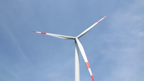 Snel draaiende windturbine — Stockvideo