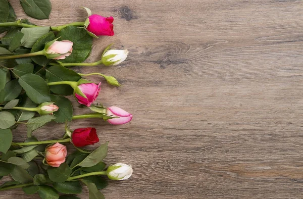 ahşap zemin üzerinde çiçekler