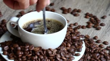 Kahve bir kaşıkla karıştırın