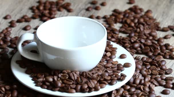 Il caffè sta riempiendo la tazza — Video Stock