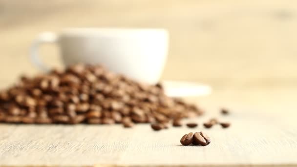 Kávová zrna backplane kávy šálek plný — Stock video