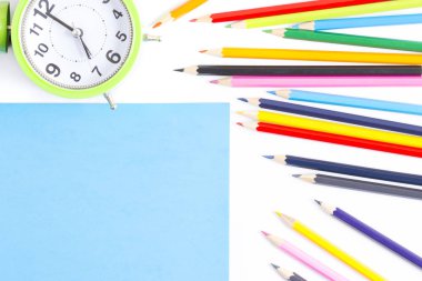 Eğitim masada boş mavi çerçeve