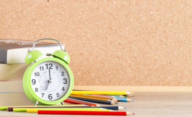 ahşap tahta ön çalar saat ve eğitim tablo