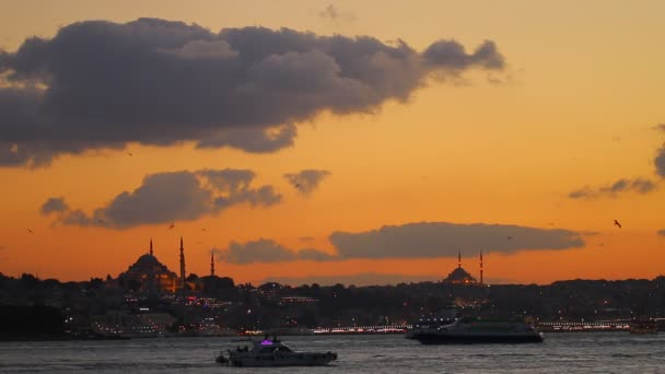 Istanbul pohled na západ slunce a mešita silueta — Stock video