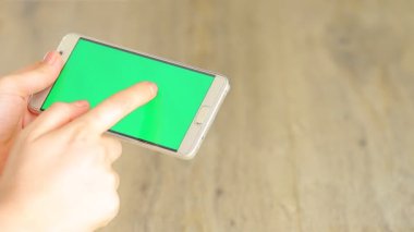 telefonuyla ilgili parmağına dokunmak kadın