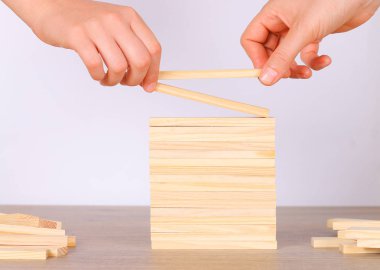 üstüne koyarak ahşap küp el