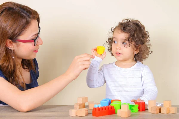 Fille apprendre la couleur et la forme avec professeur — Photo