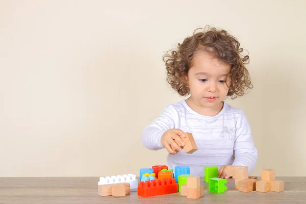 Meisje spelen met gekleurde kubussen — Stockfoto