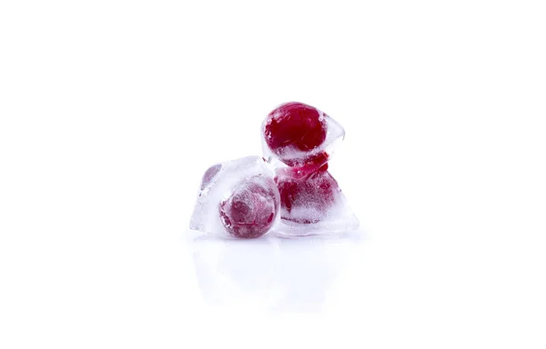 Cubitos de hielo con cereza —  Fotos de Stock