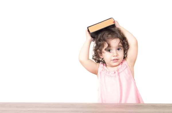 Küçük kız kitap tutuyor. — Stok fotoğraf