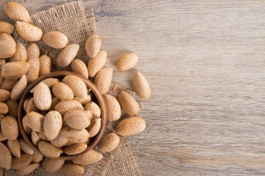 Badem dava bir kenevir çuval üzerinde