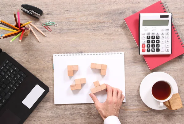 Man solving puzzles on the office desk — Stock Photo, Image