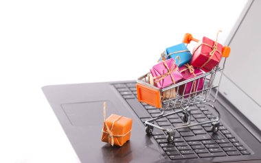 klavye hediye paketleriyle dolu arabası